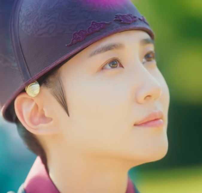 Provando que consegue interpretar os mais diversos papeis com maestria, Par Eun-Bin não só interpretou Woo Yung-Yoo como também encarnou um monarca em O Rei de Porcelana. Na trama, ela vive uma princesa que acaba tendo que assumir o trono no lugar do príncipe herdeiro após sua morte. Se passando pelo irmão gêmeo, ela precisa fingir ser distante e fria. No entanto, um amor antigo ressurge para colocar o disfarce em perigo. Isso é tudo que o ESTRELANDO pode falar para você, pois não encontrará spoilers por aqui e terá que assistir às séries desta lista para descobrir o final. Vamos para a próxima? Provando que consegue interpretar os mais diversos papeis com maestria, Par Eun-Bin não só interpretou Woo Yung-Yoo como também encarnou um monarca em O Rei de Porcelana. Na trama, ela vive uma princesa que acaba tendo que assumir o trono no lugar do príncipe herdeiro após sua morte. Se passando pelo irmão gêmeo, ela precisa fingir ser distante e fria. No entanto, um amor antigo ressurge para colocar o disfarce em perigo. Isso é tudo que o ESTRELANDO pode falar para você, pois não encontrará spoilers por aqui e terá que assistir às séries desta lista para descobrir o final. Vamos para a próxima?