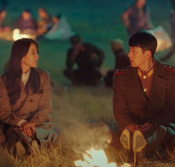 O que você daria para cair de paraquedas – literalmente – no colo de um bonitão! A protagonista de Pousando no Amor conseguiu transformar o azar em sorte após calcular mal um voo de parapente e pousar na zona desmilitarizada da Coreia do Norte, sendo resgatada com um soldado que cuidava da fronteira entre os dois países que um dia já foram um só. Presa em um local onde não deveria estar e desesperada para voltar para casa sem acabar sendo presa pelas autoridades locais, ela acaba hospedada na casa de seu salvador até encontrar uma solução. Quer saber de uma curiosidade? Son Ye-Jin e Hyun Bin, que interpretam os protagonistas, se deram tão bem nas gravações que o romance ultrapassou os sets. Hoje, os dois atores são casados e os fãs quase explodiram de felicidade quando souberam da notícia. O que você daria para cair de paraquedas – literalmente – no colo de um bonitão! A protagonista de Pousando no Amor conseguiu transformar o azar em sorte após calcular mal um voo de parapente e pousar na zona desmilitarizada da Coreia do Norte, sendo resgatada com um soldado que cuidava da fronteira entre os dois países que um dia já foram um só. Presa em um local onde não deveria estar e desesperada para voltar para casa sem acabar sendo presa pelas autoridades locais, ela acaba hospedada na casa de seu salvador até encontrar uma solução. Quer saber de uma curiosidade? Son Ye-Jin e Hyun Bin, que interpretam os protagonistas, se deram tão bem nas gravações que o romance ultrapassou os sets. Hoje, os dois atores são casados e os fãs quase explodiram de felicidade quando souberam da notícia.