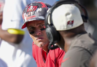 Aos 45 anos de idade e em meio a divórcio, Tom Brady garante que não vai desistir no meio da temporada