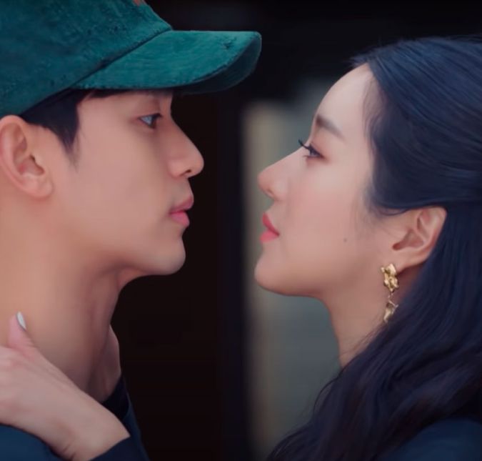 Tudo Bem Não Ser Normal é uma série dramática que mostra as dificuldades de lidar com transtornos mentais, como a depressão. A trama segue a relação entre um cuidador de uma enfermaria psiquiátrica e uma escritora de livros com transtorno de personalidade antissocial, que lida com os demônios de seu passado. Moon Gang-Tae vive com seu irmão mais velho, Moon Sang-Tae, que tem autismo e testemunhou o assassinato de sua mãe. Os três acabam formando uma conexão muito especial, que pode trazer a tão esperada felicidade para eles. Se quiser saber mais da jornada do trio, terá que assistir à produção. Tudo Bem Não Ser Normal é uma série dramática que mostra as dificuldades de lidar com transtornos mentais, como a depressão. A trama segue a relação entre um cuidador de uma enfermaria psiquiátrica e uma escritora de livros com transtorno de personalidade antissocial, que lida com os demônios de seu passado. Moon Gang-Tae vive com seu irmão mais velho, Moon Sang-Tae, que tem autismo e testemunhou o assassinato de sua mãe. Os três acabam formando uma conexão muito especial, que pode trazer a tão esperada felicidade para eles. Se quiser saber mais da jornada do trio, terá que assistir à produção.