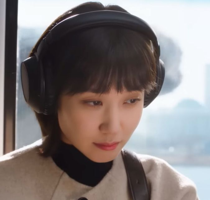 A explosão de Round 6 com certeza atraiu muita atenção para as produções audiovisuais sul-coreanas. Por ser um mercado em alta, a Netflix investiu com tudo nas séries originais da Coreia do Sul e agora com um catálogo recheado de títulos para os amantes de k-dramas colocarem em sua lista. Uma das atrações que está em alta em 2022 é Uma Advogada Extraordinária, que conta a história da advogada Woo Young-Woo autista dotada de uma mente brilhante e grande talento. Recém-contratada por um escritório de advocacia, ela passa por muitos desafios dentro e fora do tribunal – e até mergulha no amor pela primeira vez. A seguir, confira mais séries sul-coreanas da plataforma de streaming que valem a pipoca! A explosão de Round 6 com certeza atraiu muita atenção para as produções audiovisuais sul-coreanas. Por ser um mercado em alta, a Netflix investiu com tudo nas séries originais da Coreia do Sul e agora com um catálogo recheado de títulos para os amantes de k-dramas colocarem em sua lista. Uma das atrações que está em alta em 2022 é Uma Advogada Extraordinária, que conta a história da advogada Woo Young-Woo autista dotada de uma mente brilhante e grande talento. Recém-contratada por um escritório de advocacia, ela passa por muitos desafios dentro e fora do tribunal – e até mergulha no amor pela primeira vez. A seguir, confira mais séries sul-coreanas da plataforma de streaming que valem a pipoca!