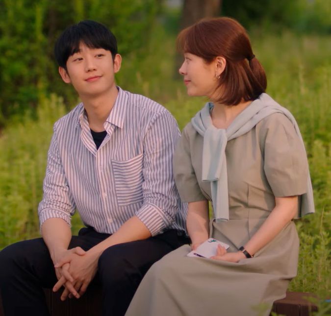 A primavera é considerada a estação mais romântica do ano e, na série Uma Noite de Primavera, ela abrigou o encontro entre ele Jeong-In e Yu Ji-ho. Enquanto ele é um farmacêutico pai solteiro – o que é mal visto pela sociedade coreana - ela é uma bibliotecária que mantém um relacionamento de longa data com um homem que já não encanta mais o seu coração. Conforme ela conhece melhor Ji-ho, a moça sente borboletas no estômago e repensa o futuro de seu namoro para ir atrás do rapaz em uma comovente e madura história de amor. A primavera é considerada a estação mais romântica do ano e, na série Uma Noite de Primavera, ela abrigou o encontro entre ele Jeong-In e Yu Ji-ho. Enquanto ele é um farmacêutico pai solteiro – o que é mal visto pela sociedade coreana - ela é uma bibliotecária que mantém um relacionamento de longa data com um homem que já não encanta mais o seu coração. Conforme ela conhece melhor Ji-ho, a moça sente borboletas no estômago e repensa o futuro de seu namoro para ir atrás do rapaz em uma comovente e madura história de amor.