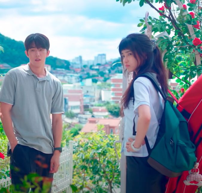 Vinte e Cinco, Vinte e Um é uma divertida e leve série romântica sobre uma estudante ensino médio apaixonada por esgrima, mas que tem o seu sonho ameaçado por uma crise financeira e conhece um rapaz mais velho que quer reconstruir a vida. Retratando uma história que começa em 1998, a trama exibe o romance entre dois jovens quando eles tinham 25 e 21 anos de idade. A magia do primeiro amor é sempre gostosa de assistir, não é mesmo? Vinte e Cinco, Vinte e Um é uma divertida e leve série romântica sobre uma estudante ensino médio apaixonada por esgrima, mas que tem o seu sonho ameaçado por uma crise financeira e conhece um rapaz mais velho que quer reconstruir a vida. Retratando uma história que começa em 1998, a trama exibe o romance entre dois jovens quando eles tinham 25 e 21 anos de idade. A magia do primeiro amor é sempre gostosa de assistir, não é mesmo?