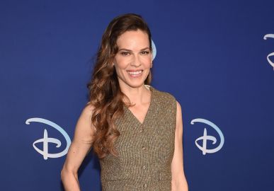 Hilary Swank fala sobre gravidez aos 48 anos de idade e revela desejo antigo de ser mãe