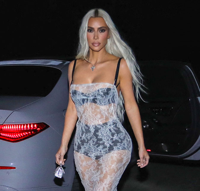 Kim Kardashian exibe registros com vestido transparente: <i>Feliz aniversário para mim</i>