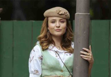 Larissa Manoela relembra suas recentes personagens e deixa o namorado babando: <i>Tanto orgulho de você meu amor</i>