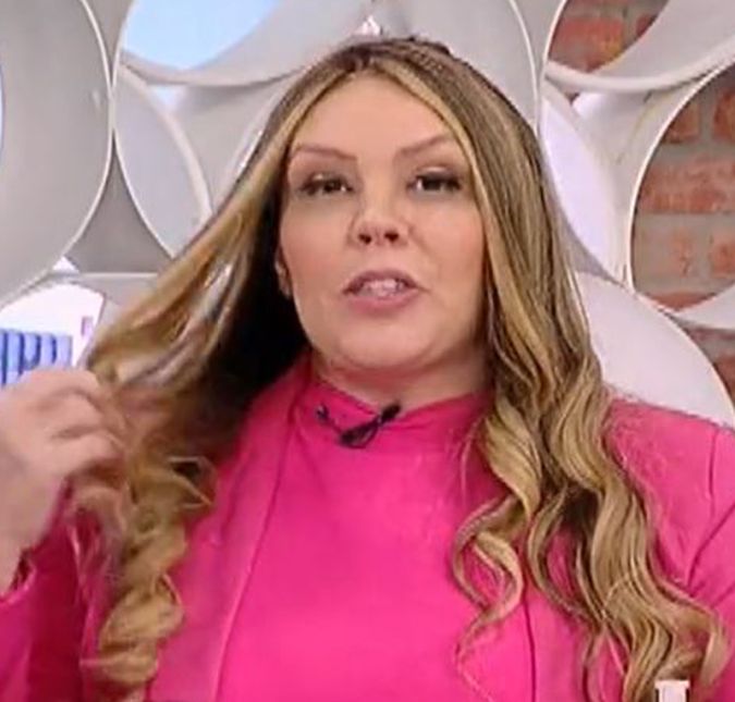 A artista participou do programa A Tarde é Sua e falou sobre o apoio que recebeu de algumas pessoas quando revelou o seu diagnóstico. - Eu acho muito legal quando alguém te manda uma mensagem de carinho, quando você não tem esse vínculo, essa amizade. Porque tem muitos amigos, por exemplo, quando eu fiquei doente que nem me mandaram mensagem. E pessoas que às vezes eu não conhecia e me mandaram mensagem, isso é muito incrível, disse. A cantora também falou sobre a importância do comprometimento: - Você precisa sempre se colocar à disposição. Por exemplo, assim: você precisa da minha ajuda? Eu posso te ajudar em alguma coisa? Você quer conversar sobre isso?. E quando você prometer alguma coisa pra essa pessoa que já está fragilizada, você cumpra, porque isso é muito importante pra ela. A artista participou do programa A Tarde é Sua e falou sobre o apoio que recebeu de algumas pessoas quando revelou o seu diagnóstico. - Eu acho muito legal quando alguém te manda uma mensagem de carinho, quando você não tem esse vínculo, essa amizade. Porque tem muitos amigos, por exemplo, quando eu fiquei doente que nem me mandaram mensagem. E pessoas que às vezes eu não conhecia e me mandaram mensagem, isso é muito incrível, disse. A cantora também falou sobre a importância do comprometimento: - Você precisa sempre se colocar à disposição. Por exemplo, assim: você precisa da minha ajuda? Eu posso te ajudar em alguma coisa? Você quer conversar sobre isso?. E quando você prometer alguma coisa pra essa pessoa que já está fragilizada, você cumpra, porque isso é muito importante pra ela.