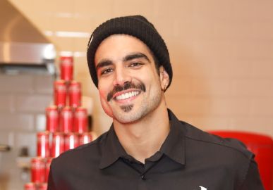 Caio Castro exibe abdômen trincado ao lado da namorada e deixa <i>web</i> babando: <i>Humilha mais</i>