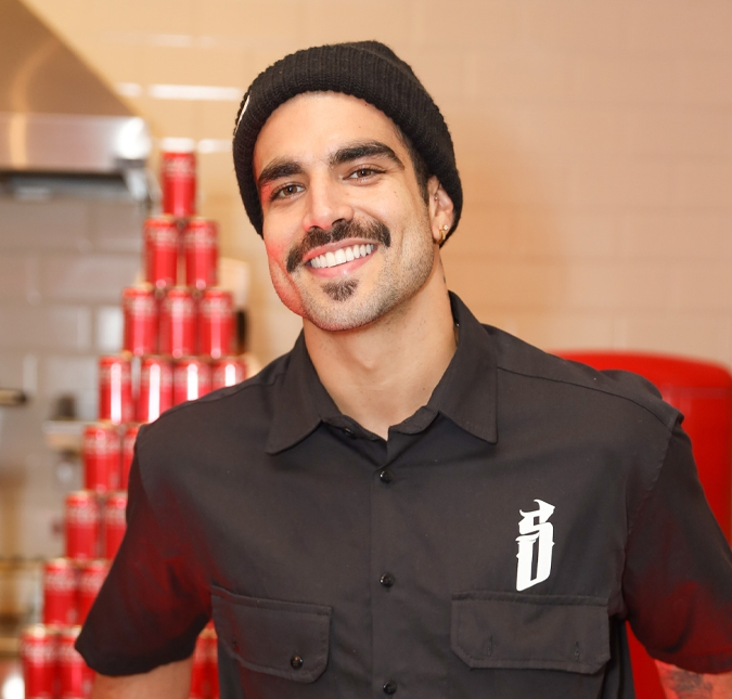 Caio Castro exibe abdômen trincado ao lado da namorada e deixa <i>web</i> babando: <i>Humilha mais</i>