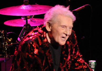 Morre o cantor e pianista Jerry Lee Lewis aos 87 anos de idade