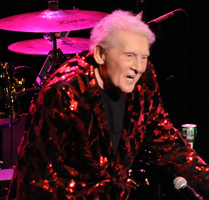 Morre o cantor e pianista Jerry Lee Lewis aos 87 anos de idade