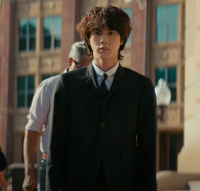 Integrante do BTS é responsável por jovem se livrar de assalto; entenda Segundo a vítima, uma foto de Jin usando farda do exército foi o motivo de sua sorte