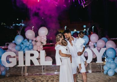 Julio Rocha e Karoline Kleine fazem chá revelação do terceiro filho em roda gigante de Balneário Camboriú