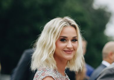 Katy Perry vira <i>meme</i> após ter tique no olho durante <i>show</i> e entra na brincadeira: <i>Olhos de boneca quebrado</i>