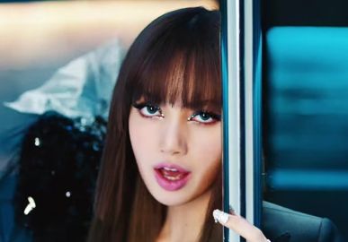 Lisa, do BLACKPINK, bate recorde e atinge um bilhão de reproduções