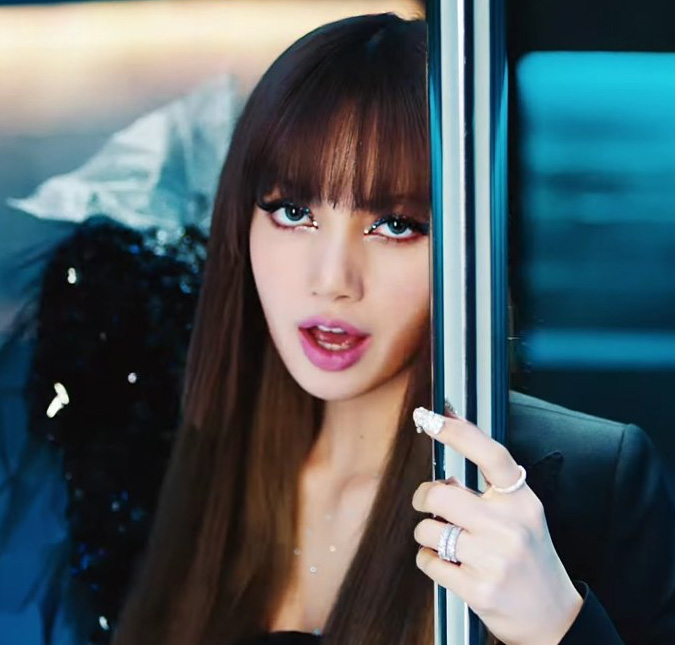 Lisa, do BLACKPINK, bate recorde e atinge um bilhão de reproduções