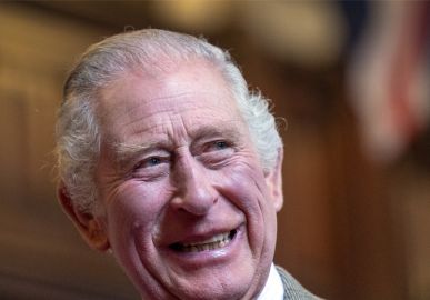 Um dia após divulgação do livro do Príncipe Harry, Rei Charles III substitui o filho como capitão general dos fuzileiros navais reais