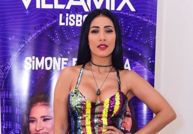 Simaria coloca o corpão para jogo e posta foto com maiô vermelho ousado