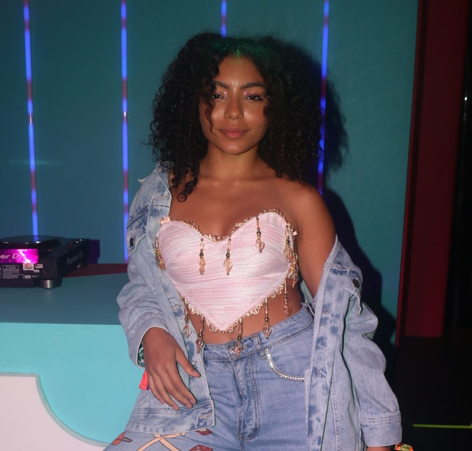 Any Gabrielly faz <i>post</i> romântico e assume relacionamento com Andrew Neaves