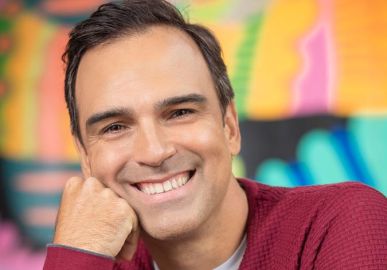 Ao lado de Paolla Oliveira, Tadeu Schmidt celebra primeira participação em novela