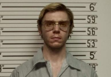 Evan Peters, intérprete de Jeffrey Dahmer, diz que incorporou o papel do canibal por meses