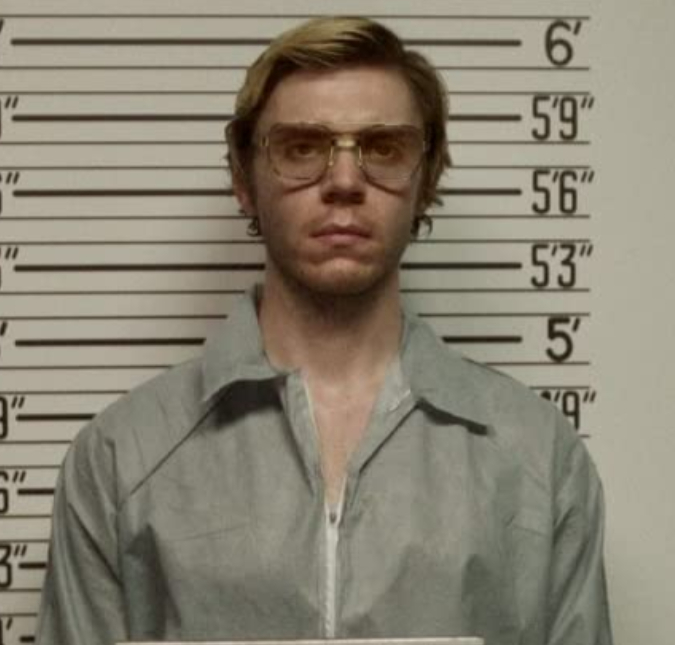 Evan Peters, intérprete de Jeffrey Dahmer, diz que incorporou o papel do canibal por meses