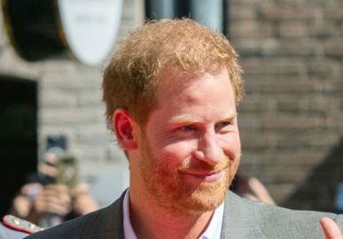 Príncipe Harry entrou em contato com ex-namoradas para escrever autobiografia, diz jornal