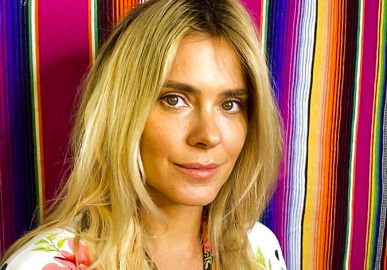 Carolina Dieckmann completa 30 anos de Rede Globo e mostra registro na carteira: <i>Aquela menina de 14 anos entregou tanta coisa</i>