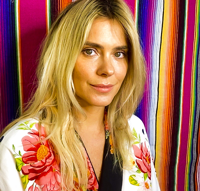 Carolina Dieckmann completa 30 anos de Rede Globo e mostra registro na carteira: <i>Aquela menina de 14 anos entregou tanta coisa</i>