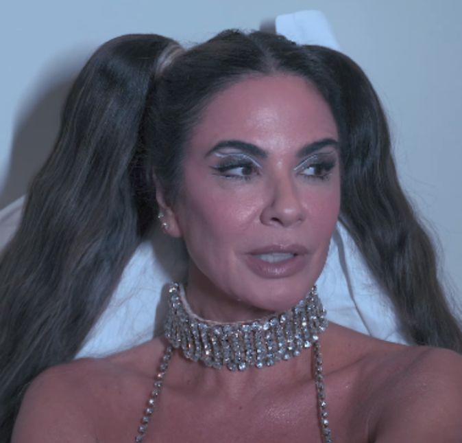 Durante a semana de moda em Paris, a apresentadora deu uma entrevista para o Lilian Pacce e contou que às vezes se veste como uma periguete fashion. Porém, a ex-modelo garantiu que nunca saiu de casa sem calcinha: - Nunca saí sem calcinha na minha vida. Parece, às vezes, porque uso vestidos transparentes. Mas sempre tem calcinha. Uso uma calcinha que cola. Quando tenho (e pode descolar), eu levo uma extra. Vai que perde a cola e eu saio pelada? Compro na internet, mas não vou contar onde. Durante a semana de moda em Paris, a apresentadora deu uma entrevista para o Lilian Pacce e contou que às vezes se veste como uma periguete fashion. Porém, a ex-modelo garantiu que nunca saiu de casa sem calcinha: - Nunca saí sem calcinha na minha vida. Parece, às vezes, porque uso vestidos transparentes. Mas sempre tem calcinha. Uso uma calcinha que cola. Quando tenho (e pode descolar), eu levo uma extra. Vai que perde a cola e eu saio pelada? Compro na internet, mas não vou contar onde.