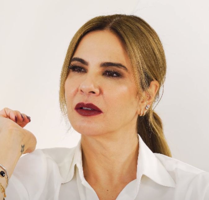 Não podemos esquecer a vez em que Luciana publicou um textão em seu Instagram desmentindo rumores de namoro e afirmando que não precisa de homem para se sentir completa. Gimenez escreveu: Resolvi fazer esse post porque ando cansada do tanto de notícias que saem sobre novos namorados para mim. Numa mesma semana estava namorando dois diferentes, segundo alguns sites. Além de ser mentira, eu que tenho que arcar com o custo para tirar esse tipo de notícia da procura, pois não quero esse tipo de assunto associado ao meu nome. Queria entender algumas coisas: mulheres não podem escolher serem solteiras? Necessariamente temos que estar associadas a um homem? Não existe amizade entre homem e mulher? Sim, sou e estou solteira porque quero e não preciso de homem para me sentir completa, amada ou desejada (se e quando estiver namorando será porque achei alguém que agrega, me traz bons momentos e que é companheiro). Tenho amigos homens, sim. Muitos, na verdade. E isso não quer dizer nada, porque como mulher solteira, se estivesse com algum deles numa relação amorosa seria um direito meu. Não preciso me esconder ou mentir como alguns veículos sugeriram. As pessoas têm que ter responsabilidade com o que falam e com o que escrevem, pois ninguém tem o direito de sair criando factoides e não ser responsabilizado. Se quiserem falar sobre mim, falem do que eu como mulher independente tenho a dizer. Para quem acha que sou só notícia por namoro, casamento e etc, vou fazer um breve resumo de quem sou eu: Sou Luciana Gimenez, solteira, maior de idade, mãe de dois caras espetaculares que tenho muito orgulho da criação que dei, empresária, apresentadora, falo cinco idiomas, pago sozinha minhas contas (sim, sozinha, ao contrário do que alguns gostam de pensar), ajudo minha família e principalmente sou uma mulher que tenho muito mais a falar do que relacionamentos. Então dá próxima vez que forem me atribuir um namorado, me liguem para ao menos saber se é verdade ou não. Não tenho nada a esconder e se quiserem dar algo realmente interessante, falem do projeto que estou entrando de uso de luz solar como fonte de energia limpa. Muita luz e beijos (não é, meninas?) Não podemos esquecer a vez em que Luciana publicou um textão em seu Instagram desmentindo rumores de namoro e afirmando que não precisa de homem para se sentir completa. Gimenez escreveu: Resolvi fazer esse post porque ando cansada do tanto de notícias que saem sobre novos namorados para mim. Numa mesma semana estava namorando dois diferentes, segundo alguns sites. Além de ser mentira, eu que tenho que arcar com o custo para tirar esse tipo de notícia da procura, pois não quero esse tipo de assunto associado ao meu nome. Queria entender algumas coisas: mulheres não podem escolher serem solteiras? Necessariamente temos que estar associadas a um homem? Não existe amizade entre homem e mulher? Sim, sou e estou solteira porque quero e não preciso de homem para me sentir completa, amada ou desejada (se e quando estiver namorando será porque achei alguém que agrega, me traz bons momentos e que é companheiro). Tenho amigos homens, sim. Muitos, na verdade. E isso não quer dizer nada, porque como mulher solteira, se estivesse com algum deles numa relação amorosa seria um direito meu. Não preciso me esconder ou mentir como alguns veículos sugeriram. As pessoas têm que ter responsabilidade com o que falam e com o que escrevem, pois ninguém tem o direito de sair criando factoides e não ser responsabilizado. Se quiserem falar sobre mim, falem do que eu como mulher independente tenho a dizer. Para quem acha que sou só notícia por namoro, casamento e etc, vou fazer um breve resumo de quem sou eu: Sou Luciana Gimenez, solteira, maior de idade, mãe de dois caras espetaculares que tenho muito orgulho da criação que dei, empresária, apresentadora, falo cinco idiomas, pago sozinha minhas contas (sim, sozinha, ao contrário do que alguns gostam de pensar), ajudo minha família e principalmente sou uma mulher que tenho muito mais a falar do que relacionamentos. Então dá próxima vez que forem me atribuir um namorado, me liguem para ao menos saber se é verdade ou não. Não tenho nada a esconder e se quiserem dar algo realmente interessante, falem do projeto que estou entrando de uso de luz solar como fonte de energia limpa. Muita luz e beijos (não é, meninas?)