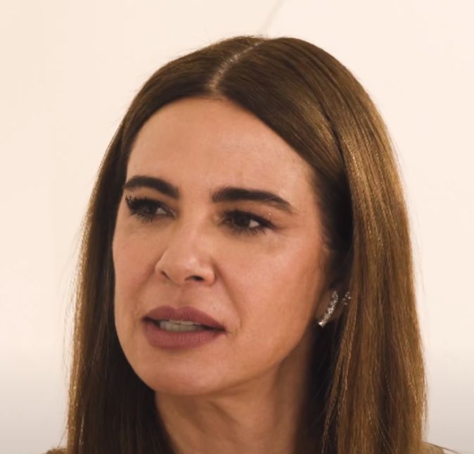 Luciana já fez uma crítica à postura que a maioria das pessoas costuma ter nas redes sociais. Segundo ela, essa atitude de publicar somente coisas positivas contribui para o desencadeamento de uma depressão em alguém mais sensível: - Nesse Instagram ninguém fala a verdade. Está todo mundo de férias, todo mundo magro, sem celulite, sem problema. Acho que as pessoas deveriam colocar de verdade o que está rolando. Isso dá depressão. Se você está na b***a, ou se você não está bem, você olha e fica: Pô, só eu estou c****a? Está todo mundo superbem? O povo deveria postar a real, tipo quando está com dor de barriga, quando quebrou o carro, quando está com cólica, quando chegou o boleto. Tipo, falar a real, sabe? Luciana já fez uma crítica à postura que a maioria das pessoas costuma ter nas redes sociais. Segundo ela, essa atitude de publicar somente coisas positivas contribui para o desencadeamento de uma depressão em alguém mais sensível: - Nesse Instagram ninguém fala a verdade. Está todo mundo de férias, todo mundo magro, sem celulite, sem problema. Acho que as pessoas deveriam colocar de verdade o que está rolando. Isso dá depressão. Se você está na b***a, ou se você não está bem, você olha e fica: Pô, só eu estou c****a? Está todo mundo superbem? O povo deveria postar a real, tipo quando está com dor de barriga, quando quebrou o carro, quando está com cólica, quando chegou o boleto. Tipo, falar a real, sabe?