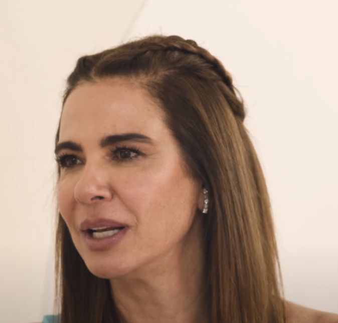 De férias em Nova York, a apresentadora deu o que falar ao aparecer no Stories de seu Instagram tirando sarro das pessoas que passavam por ela na rua. O primeiro alvo foi uma mulher usando roupas de frio. Luciana a criticou dizendo que estava um calor de 40 graus: - Onde ela pensa que está? Está um calor do cão! Fala sério, gente! Em seguida, uma mulher toda de preto passou. A apresentadora não perdeu tempo e disse que a mulher estava hilária, e ainda a chamou de figura na legenda do vídeo. Depois, o foco foi nos pés da moça, mostrando que ela usava um sapato tão grande que saía de seus pés: - E o sapato não está cabendo, é três números maior! Coitada! Alguns seguidores da apresentadora não gostaram nem um pouco de sua atitude. Um deles escreveu: Ridículo ficar na rua filmando e comentando como os outros se vestem ou como são. Cada um sabe a dor e a delícia de ser o que é. Falta do que fazer e só mostra como é vazia e fútil. E depois fica no programa com frases de efeito. De férias em Nova York, a apresentadora deu o que falar ao aparecer no Stories de seu Instagram tirando sarro das pessoas que passavam por ela na rua. O primeiro alvo foi uma mulher usando roupas de frio. Luciana a criticou dizendo que estava um calor de 40 graus: - Onde ela pensa que está? Está um calor do cão! Fala sério, gente! Em seguida, uma mulher toda de preto passou. A apresentadora não perdeu tempo e disse que a mulher estava hilária, e ainda a chamou de figura na legenda do vídeo. Depois, o foco foi nos pés da moça, mostrando que ela usava um sapato tão grande que saía de seus pés: - E o sapato não está cabendo, é três números maior! Coitada! Alguns seguidores da apresentadora não gostaram nem um pouco de sua atitude. Um deles escreveu: Ridículo ficar na rua filmando e comentando como os outros se vestem ou como são. Cada um sabe a dor e a delícia de ser o que é. Falta do que fazer e só mostra como é vazia e fútil. E depois fica no programa com frases de efeito.