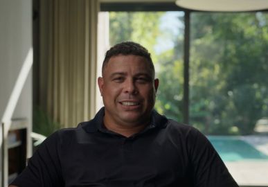 Convulsão, grave lesão no joelho e pressão por ser o melhor... Confira tudo o que aconteceu no documentário do Ronaldo Fenômeno
