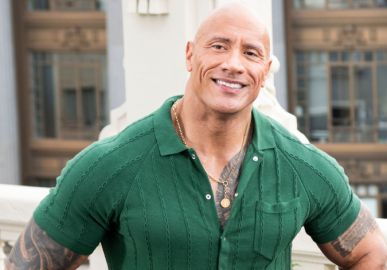 Dwayne Johnson posta foto no pós treino e impressiona com pernas saradas