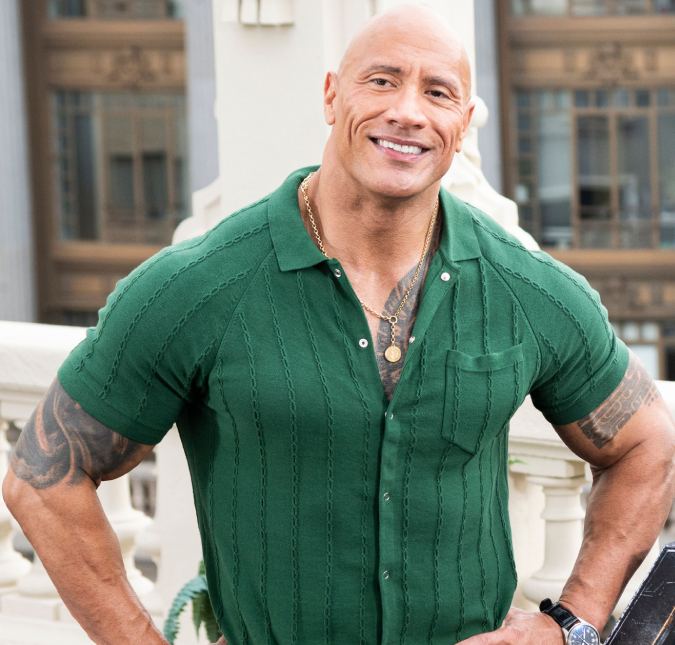 Dwayne Johnson posta foto no pós treino e impressiona com pernas saradas