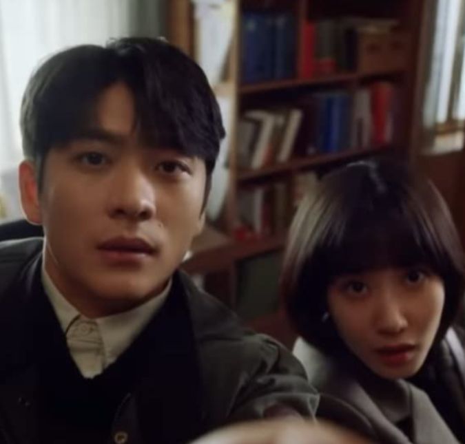 Quem não se apaixonar por esse doraminha, morreu por dentro! Uma Advogada Extraordinária conta a história de Woo Young-Woo, uma jovem advogada no espectro autista que é superdotada com uma inteligência ímpar. A trama segue os passos da jovem em seu novo emprego em uma grande advocacia, e cada episódio foca em um caso que a brilhante Woo deve resolver. A série é tão fofa que conquistou até quem não costumava assistir o gênero e ficou por dez semanas na lista dos mais assistidos na Netflix. Quem não se apaixonar por esse doraminha, morreu por dentro! Uma Advogada Extraordinária conta a história de Woo Young-Woo, uma jovem advogada no espectro autista que é superdotada com uma inteligência ímpar. A trama segue os passos da jovem em seu novo emprego em uma grande advocacia, e cada episódio foca em um caso que a brilhante Woo deve resolver. A série é tão fofa que conquistou até quem não costumava assistir o gênero e ficou por dez semanas na lista dos mais assistidos na Netflix.