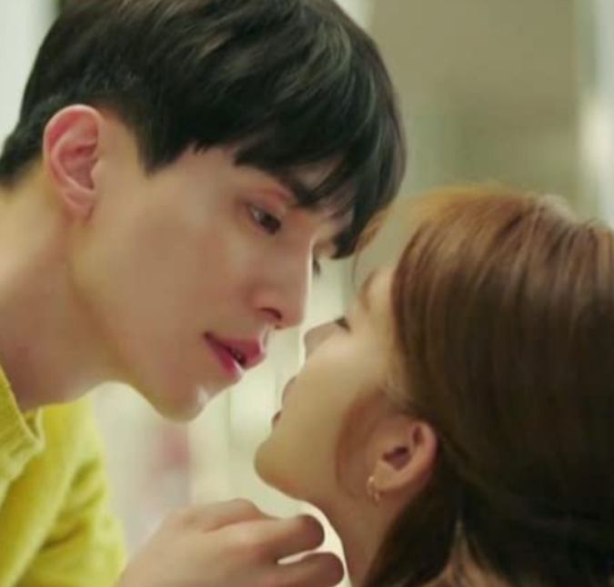 Em Touch Your Heart, a belíssima e renomada atriz Oh Jin Shim se envolve em um escândalo e sua carreira entra em risco. Para conseguir um papel importante, ela concorda em trabalhar como secretária em um escritório de advocacia para obter experiência. Seu chefe, Kwon Jung-rok, se irrita com o bom humor constante da estrela - até que ele se dê conta que está apaixonado. Em Touch Your Heart, a belíssima e renomada atriz Oh Jin Shim se envolve em um escândalo e sua carreira entra em risco. Para conseguir um papel importante, ela concorda em trabalhar como secretária em um escritório de advocacia para obter experiência. Seu chefe, Kwon Jung-rok, se irrita com o bom humor constante da estrela - até que ele se dê conta que está apaixonado.