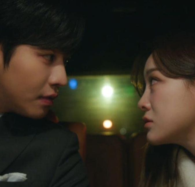 Você já passou pela experiência de um encontro às cegas desastroso? Tendo vivido isso ou não, Pretendente Surpresa vai te render altas gargalhadas! O divertido e romântico dorama conta a história de Shin Ha-ri, que vai a um encontro às cegas se passando pela amiga, com o papel de afugentar o tal pretendente arranjado. Mesmo fazendo de tudo para assustar o cara, o plano dá errado e ela recebe uma proposta de casamento. Socorro! Você já passou pela experiência de um encontro às cegas desastroso? Tendo vivido isso ou não, Pretendente Surpresa vai te render altas gargalhadas! O divertido e romântico dorama conta a história de Shin Ha-ri, que vai a um encontro às cegas se passando pela amiga, com o papel de afugentar o tal pretendente arranjado. Mesmo fazendo de tudo para assustar o cara, o plano dá errado e ela recebe uma proposta de casamento. Socorro!