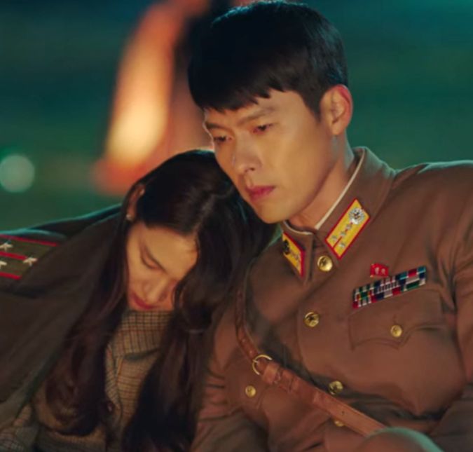 A série Pousando no Amor é, com certeza, de se apaixonar. A trama conta a história de Yoon Se-Ri, uma herdeira sul-coreana milionária. Em um vôo de parapente, ela acaba se acidentando e indo parar na Coreia do Norte. Para sair viva de lá, ela encontra um oficial militar, Ri Jeong-hyeok, que ajuda a se esconder. Vale a pena ver! A série Pousando no Amor é, com certeza, de se apaixonar. A trama conta a história de Yoon Se-Ri, uma herdeira sul-coreana milionária. Em um vôo de parapente, ela acaba se acidentando e indo parar na Coreia do Norte. Para sair viva de lá, ela encontra um oficial militar, Ri Jeong-hyeok, que ajuda a se esconder. Vale a pena ver!