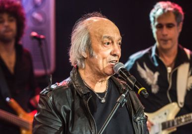 Erasmo Carlos recebe alta hospitalar e faz piada com boatos de morte: <i>Depois de me matarem no dia 30, ressuscitei no Dia de Finados</i>