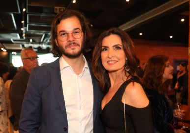 Túlio Gadêlha viaja e surpreende Fátima Bernardes no aniversário de cinco anos de namoro do casal