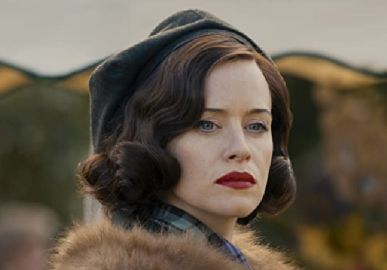Claire Foy, de <i>The Crown</i>, revela que foi vítima de perseguição