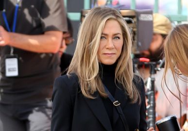 De volta ao natural! Jennifer Aniston bota os cachos para jogo nas redes sociais; veja o vídeo