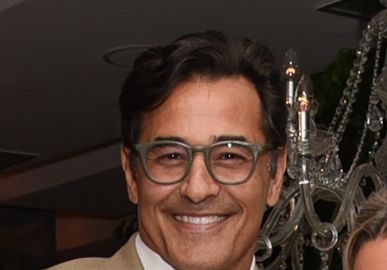 Mãe de Luciano Szafir publica primeira foto do ator após cirurgia no quadril