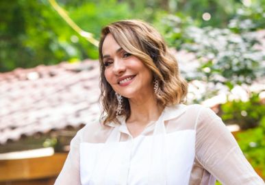 Maria Beltrão entrevista mãe de Marília Mendonça e recebe até um presente, saiba mais!
