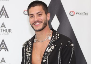Após separação, Arthur Aguiar surge comendo pão nas redes sociais