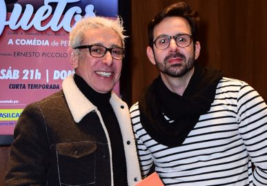 Discreto, Cássio Scapin posa com namorado durante peça de teatro