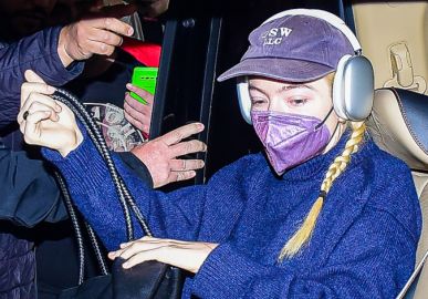 Lorde desembarca em aeroporto no Brasil e é recebida por fãs