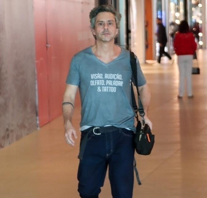 Alexandre Nero posa quase sem roupa e tira o fôlego das fãs